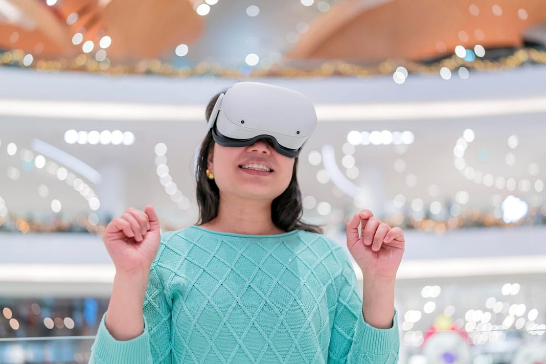 Virtual Reality (VR) Shopping Experiences Redefining Retail in the Digital Age-min
